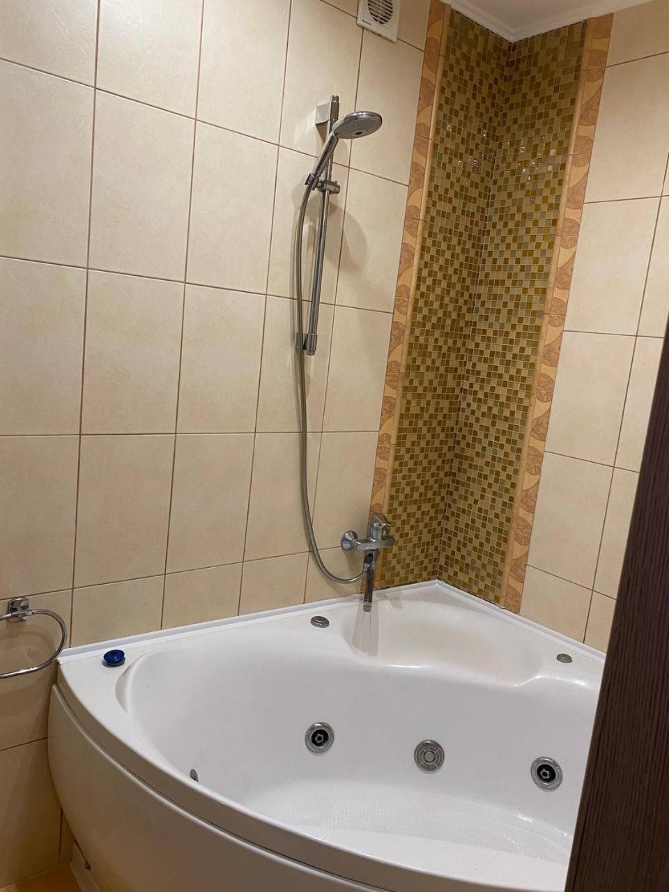 Apartpoltava Двокімнатні Апартаменти З Джакузі Біля Листопаду Exterior foto